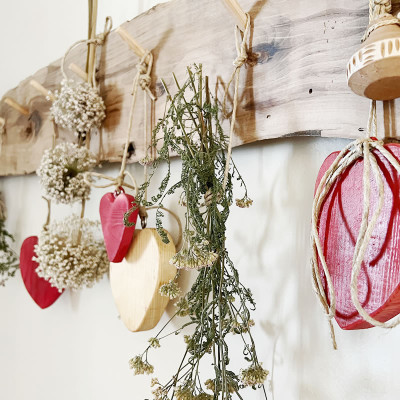 Esempio di arredo in legno massello con cuori